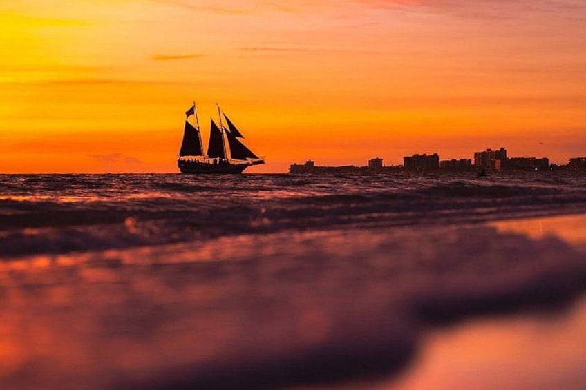 Un velero en el agua con un atardecer al fondo. 5