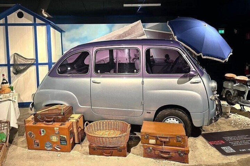 Un vieux fourgon rempli de bagages, avec un parapluie bleu. 4