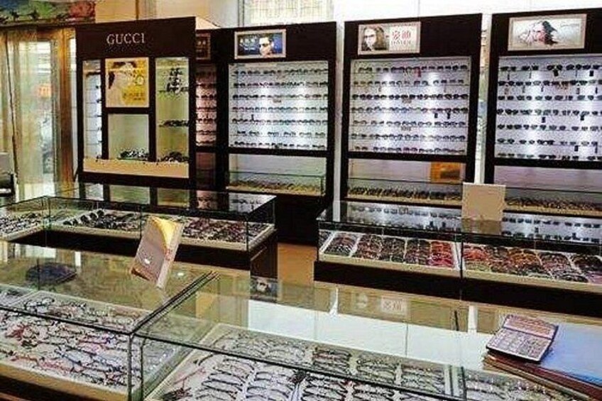 Shenzhen Private Shopping Tour with Local Shopping Guru 1