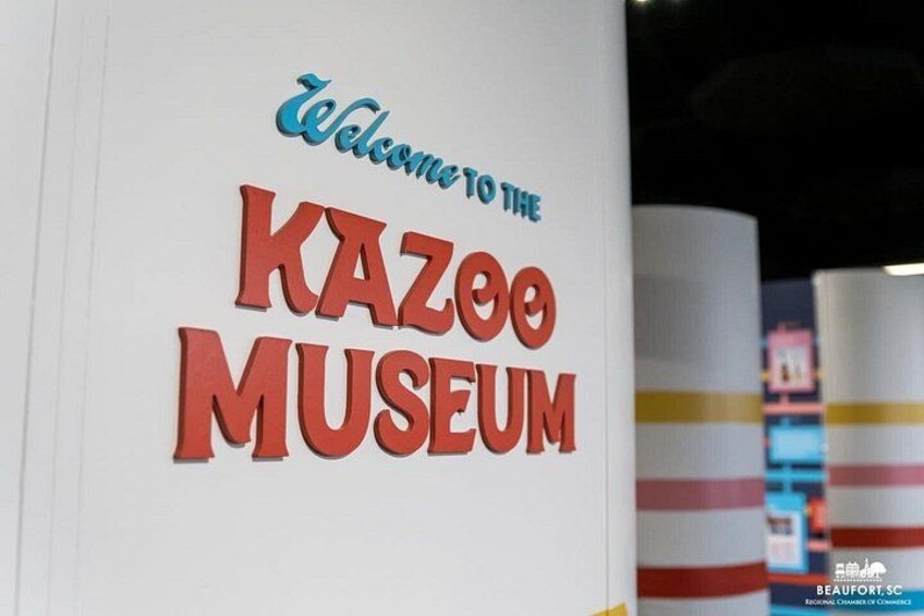 Skilt der byder besøgende velkommen til Kazoo Museet. 1
