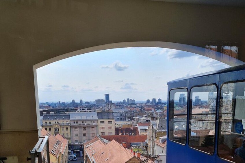 Vista urbana a través de una ventana, con un autobús en primer plano. 2