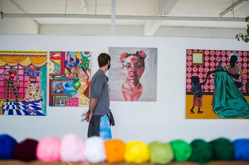 Una galería de arte con pinturas coloridas en las paredes. 4