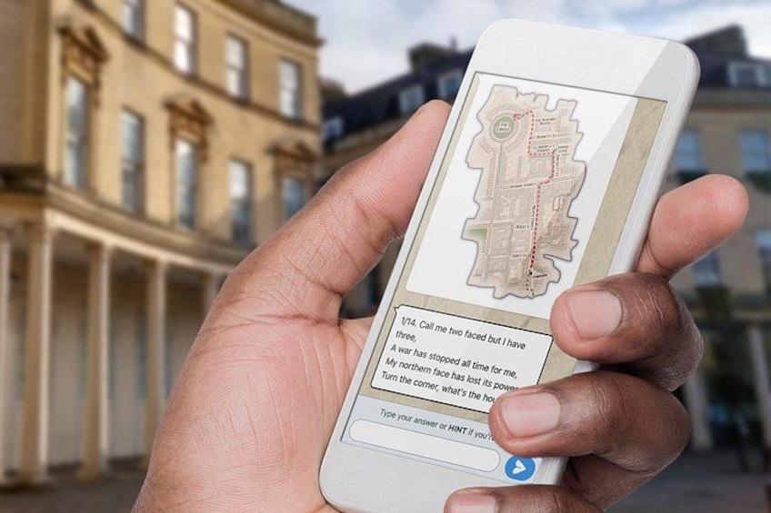 Een hand houdt een smartphone vast, waarop een kaart met een raadsel te zien is. 1