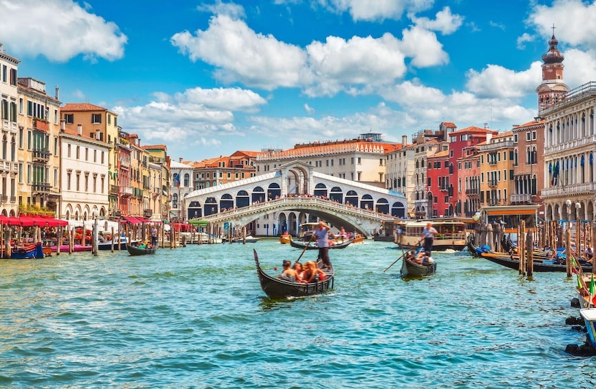 Un canal bordé de gondoles, le pont des Soupirs et des bâtiments historiques. 4