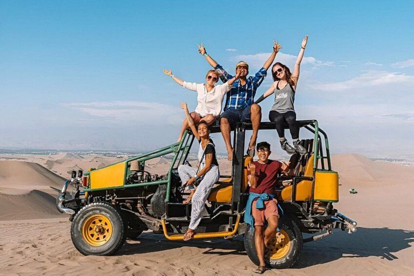 Un grupo de personas en un buggy del desierto, en un paisaje desértico. 4