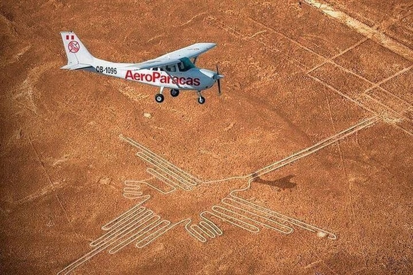 Una aeronave pequeña con la inscripción 'AeroParacas' y el número de registro 'OB-1096' en una pista de aterrizaje. 1