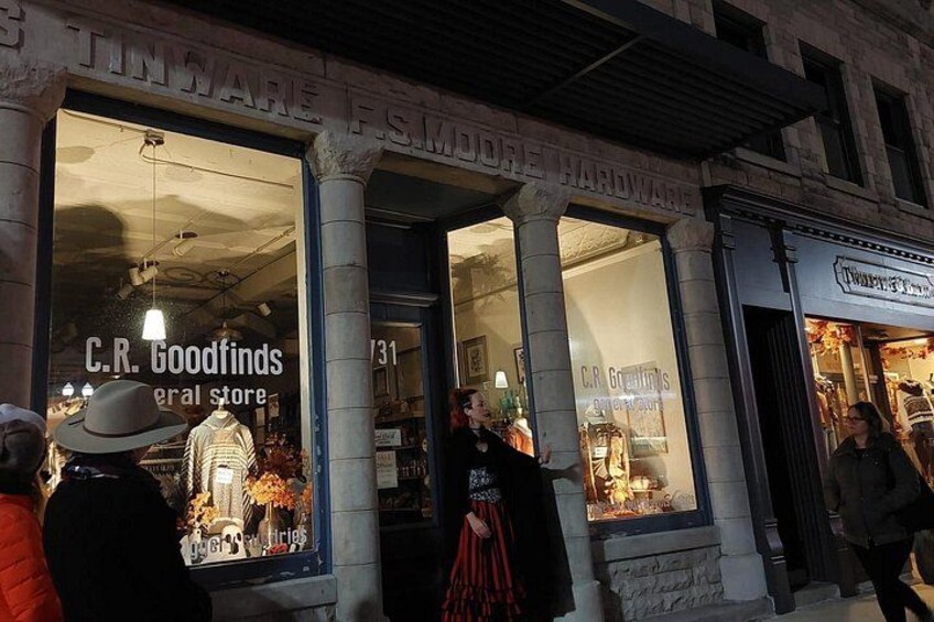Vitrina con grandes ventanales que exhiben maniquíes y productos. 4