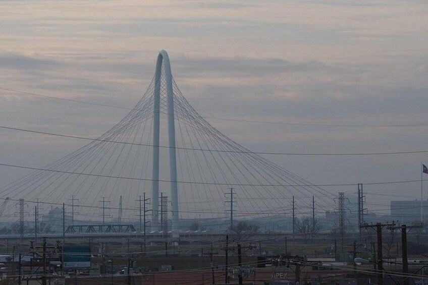 Een grote brug met kabels en meerdere torens. 3