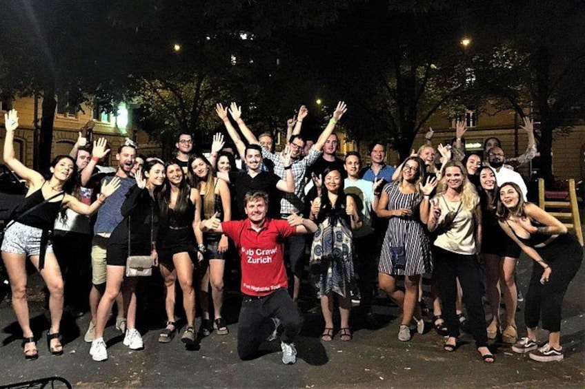 Een groep mensen die 's nachts een foto maakt in een openluchtomgeving. 3