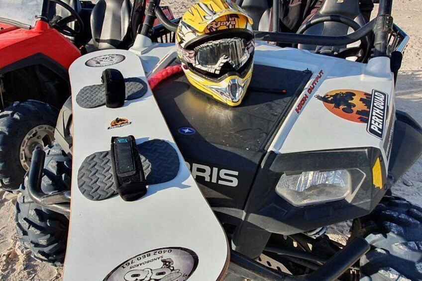 Un vehículo todoterreno Polaris RZR con un casco montado y un control remoto en el tablero. 1