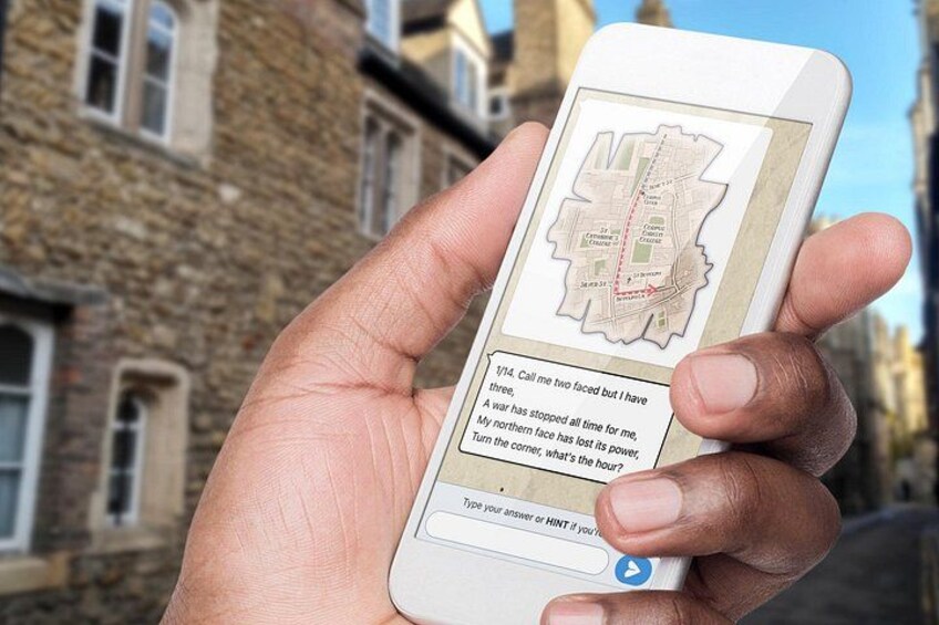 Una mano che tiene uno smartphone con una mappa e un testo sovrapposto. 3