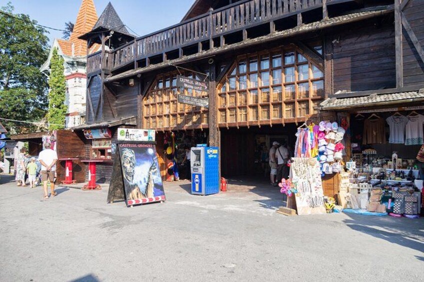 A wooden building with a sign reading "Castellar Gronck." 2