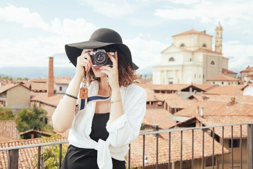 Eine Person fotografiert mit einer Kamera. 1