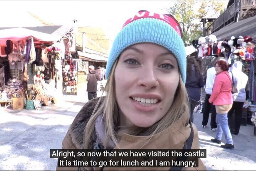 Eine Person auf einem Markt, umgeben von verschiedenen Ständen und Waren. 2