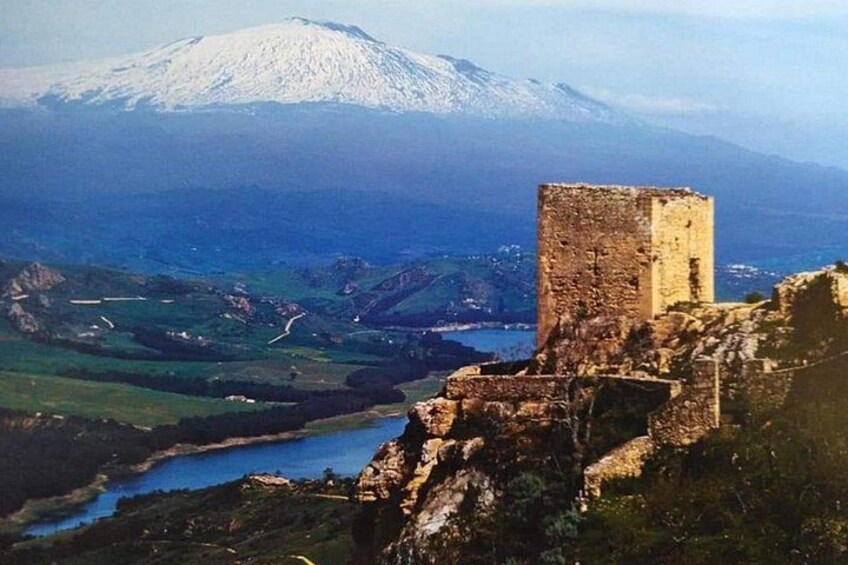 Rovine di un castello con una montagna innevata sullo sfondo. 3