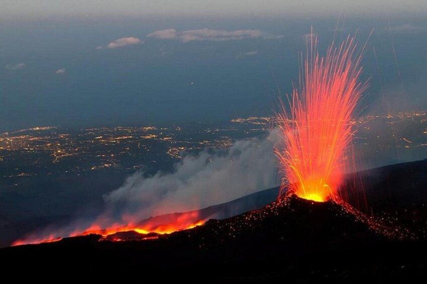 Un volcán en erupción con lava descendiendo por su ladera. 2