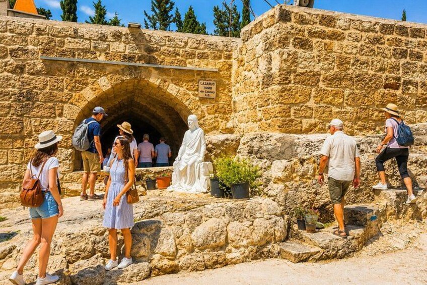 Des touristes visitent un site archéologique qui comprend une structure en pierre et une statue. 5