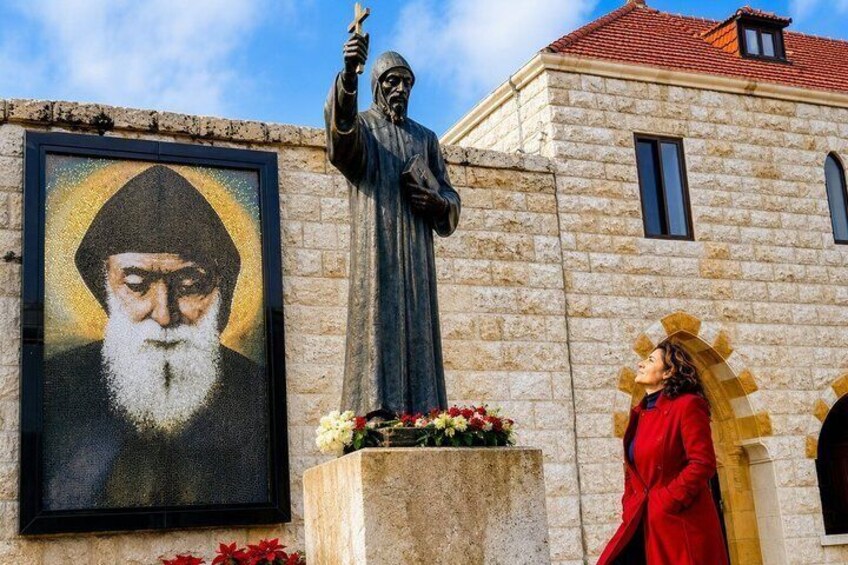 Una statua, un murale e un edificio con tetto rosso. 1