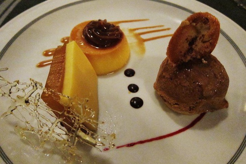 Een nagerechtenbord met gekaramelliseerde bananen, karamelsaus en chocolade. 2