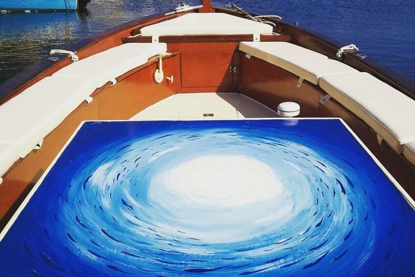 Un barco con un efecto de agua azul pintado en la cubierta. 5