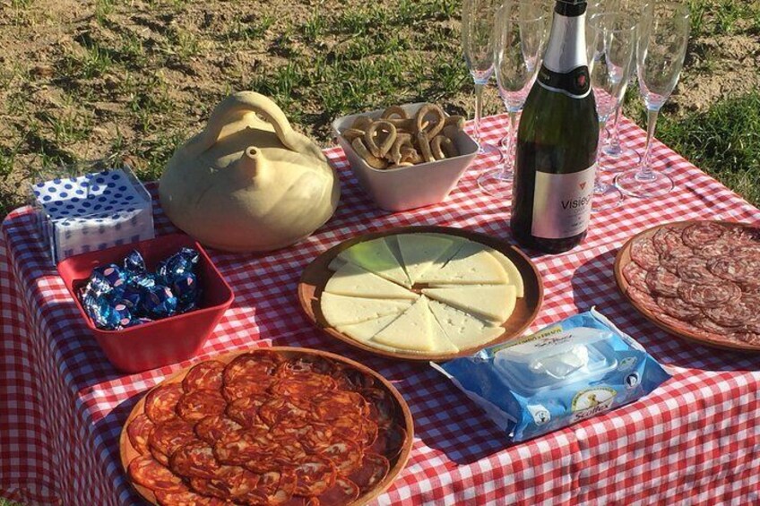 Iberian sausages, cava, chocolates and ... botijo (without plastic water bottles)