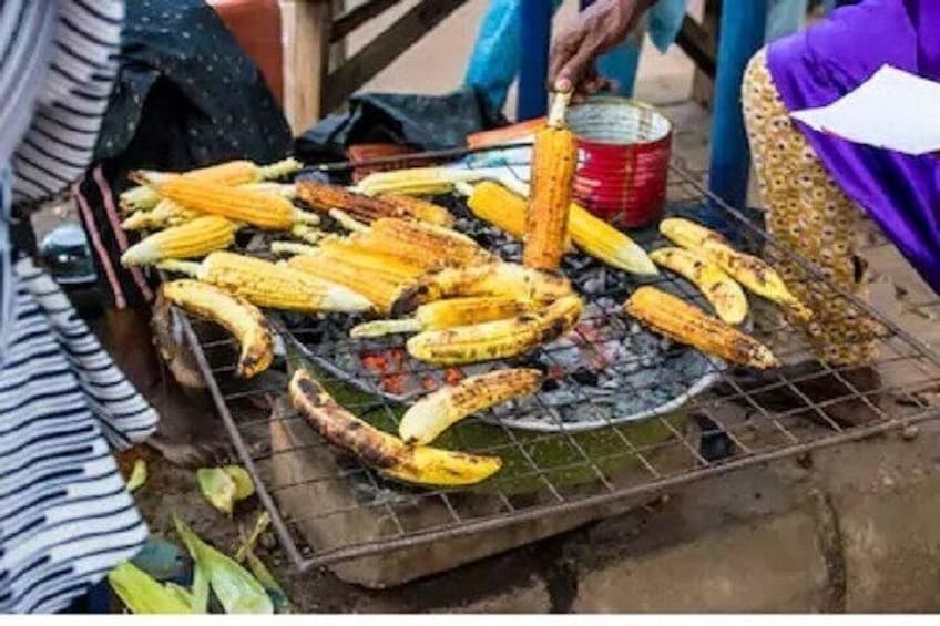 A grill with corn and bananas being cooked. 2