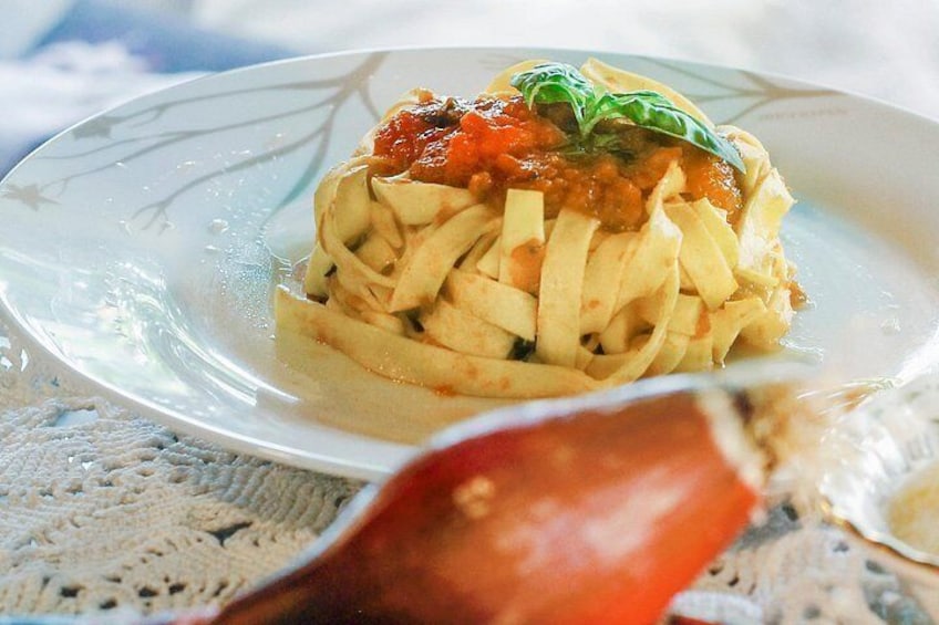 fresh pasta with tomato sauce 3