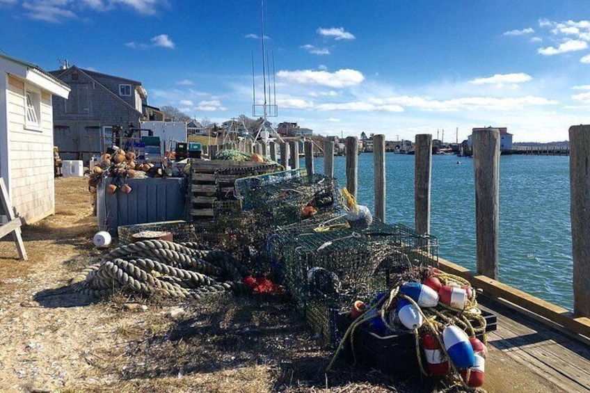 Un muelle con equipo de pesca, un embarcadero de madera y una masa de agua. 3