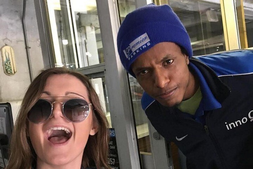 Une personne portant un bonnet bleu et une veste noire ornée d’un logo. 3