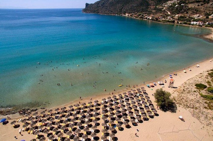 Une plage où l’on peut se baigner et bronzer, avec de nombreux parasols et des chaises longues. 1