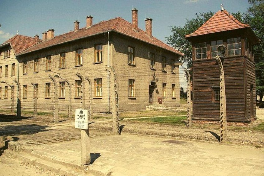 Un edificio histórico con rejas en las ventanas y una torre de vigilancia. 4