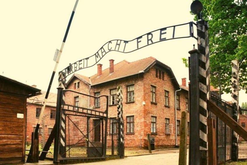 Un edificio histórico con un cartel que dice 'Arbeit Macht Frei'. 3