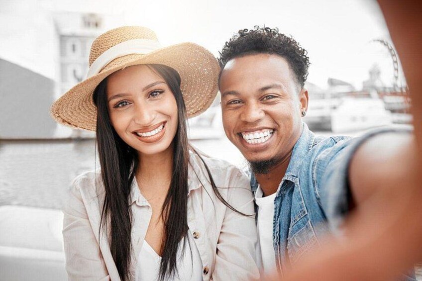 Una pareja tomándose un selfie con un paisaje urbano de fondo. 1