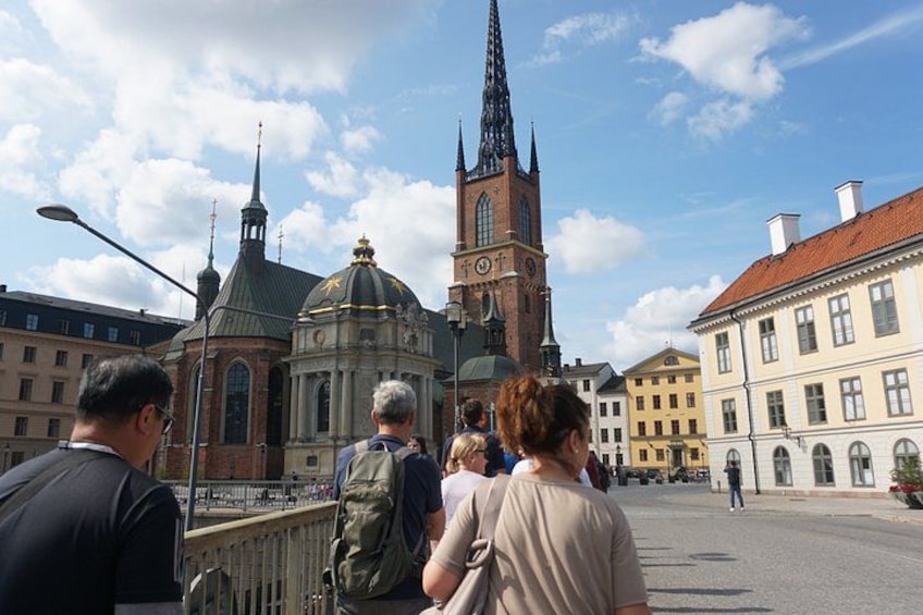 Une église historique dotée d’une haute flèche, d’un dôme et d’une tour horloge. 3