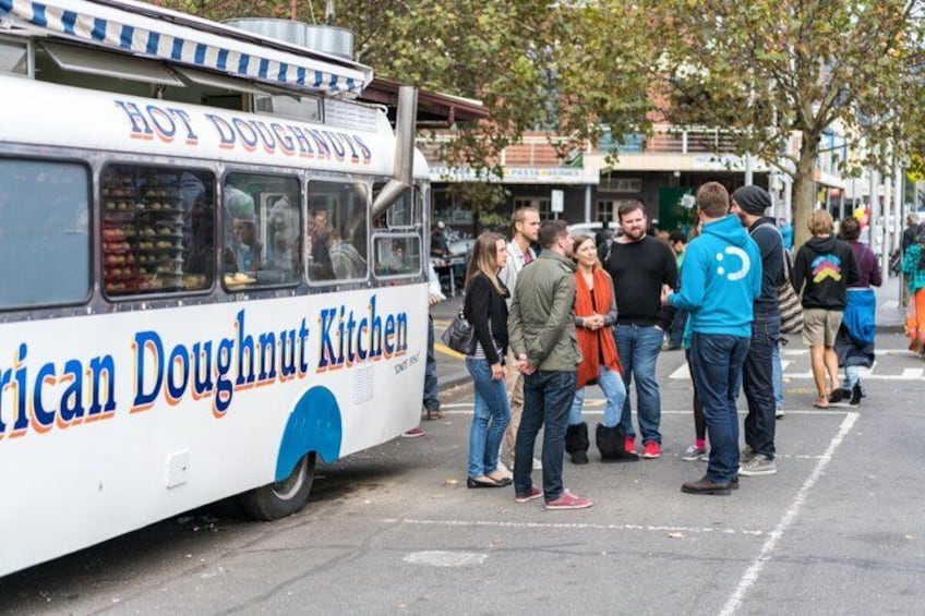 Un camion-restaurant de cuisine de rue appelé « American Doughnut Kitchen », autour duquel se sont rassemblées des personnes. 2