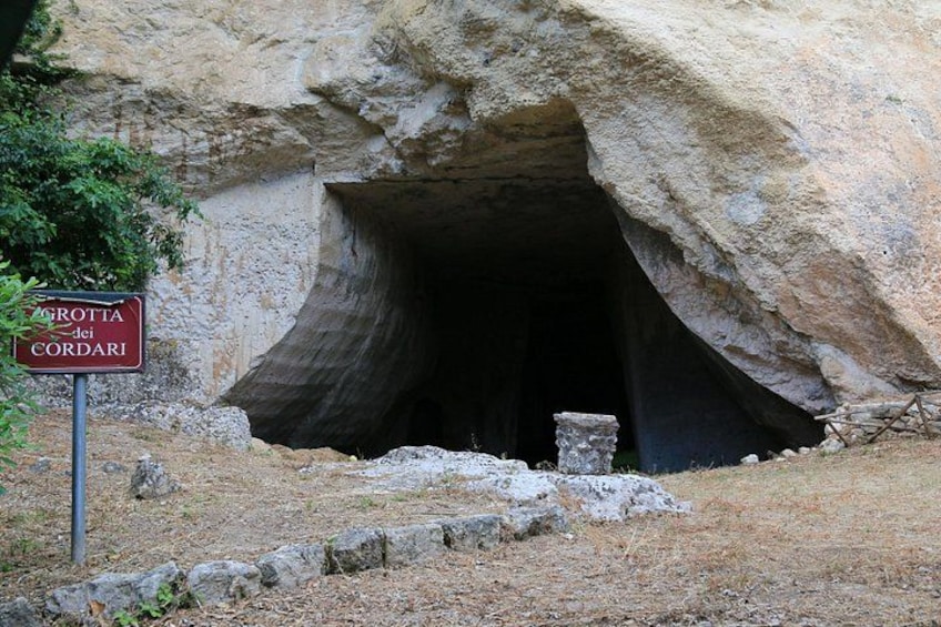 L’entrée d’une grotte, sur laquelle est apposée une pancarte indiquant : « Grotta dei Cordari ». 5