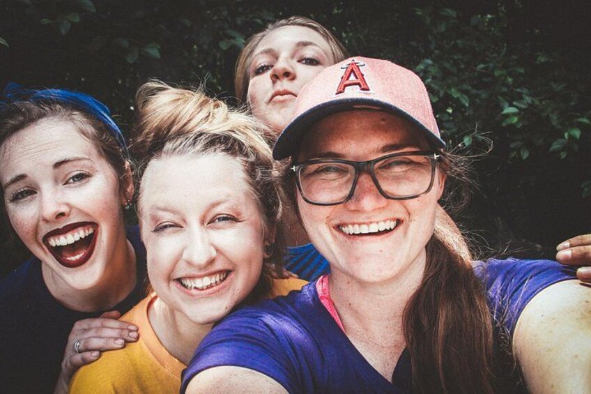 Een groep mensen maakt een selfie buiten. 1
