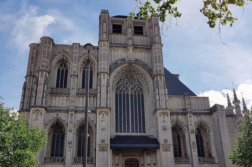 Una catedral de estilo gótico con intrincados trabajos de piedra, grandes ventanales arqueados y una imponente torre central. 3