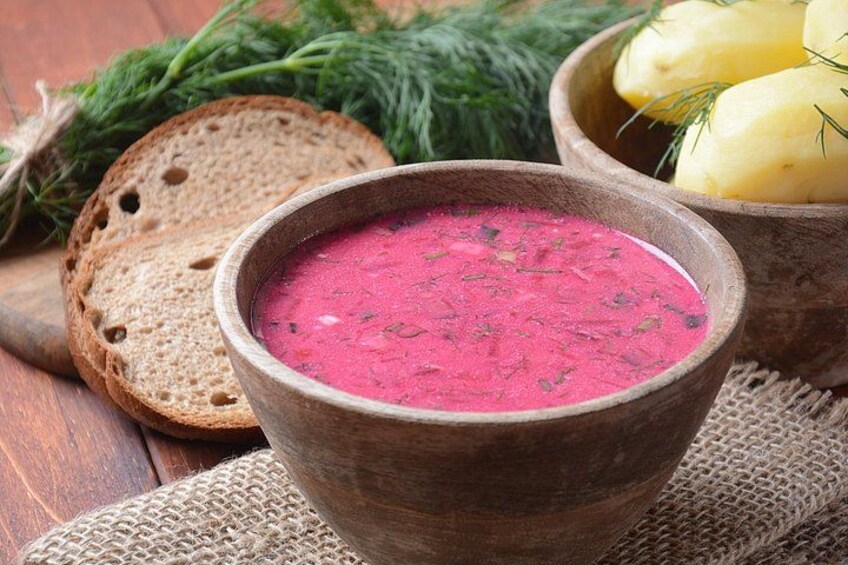 Eine Schüssel Rote-Bete-Suppe, Brotscheiben, Kartoffeln und Dill. 1