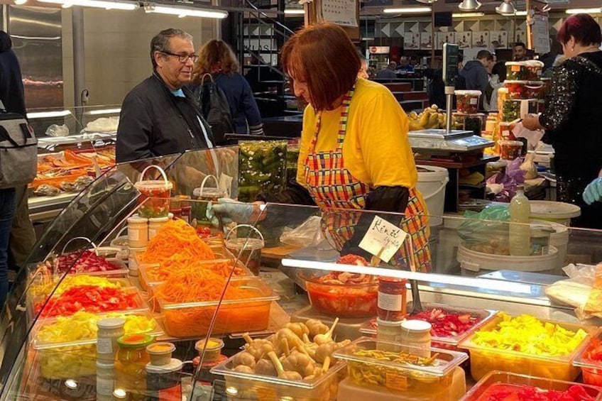 Ein Marktstand mit verschiedenen Lebensmitteln, darunter Obst und Gemüse. 2