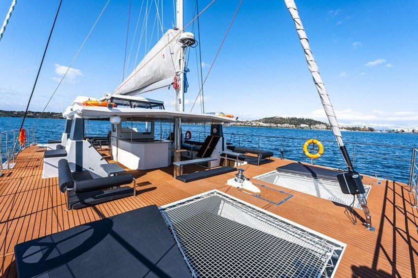 Ein Segelbootdeck mit Mast, Segeln und einem Rettungsring. 4