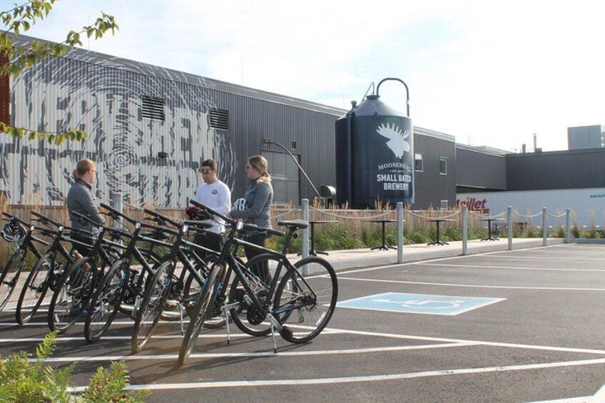 Un parking où sont garés des vélos, une fresque murale et un bâtiment doté d’un silo. 3