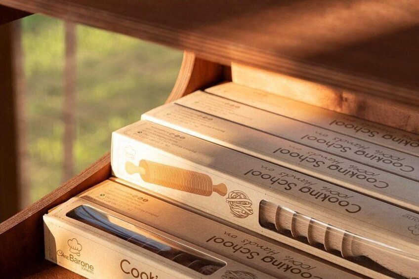 Una scatola di legno contenente diverse copie della serie di libri Cook's School of Cooking. 2