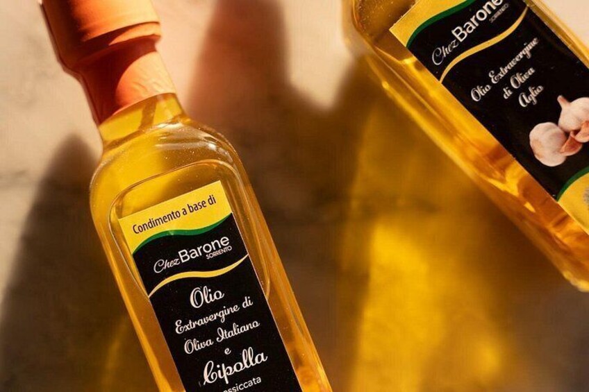 Due bottiglie di olio d'oliva con etichette che indicano olio extra vergine d'oliva italiano. 3