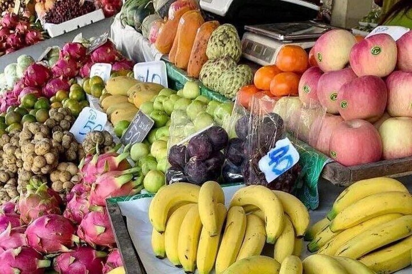Una varietà di frutta e verdura in uno stand di mercato. 3