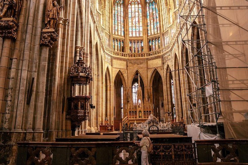 L’intérieur d’une cathédrale présente une architecture gothique, avec notamment des arcs brisés et des vitraux. 5