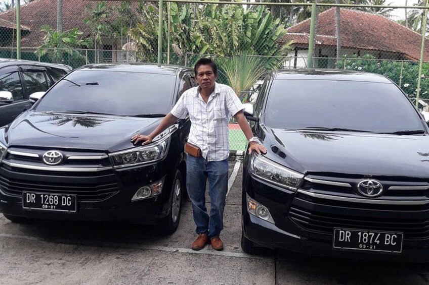 A man standing between two cars with license plates DR 1268 DG and DR 1874 BC. 1
