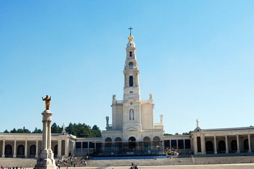 See the word-famous pilgrimage site of Fátima, which attracts millions of Christian pilgrims every year, in good hands of a certified guide that will anser your questions!