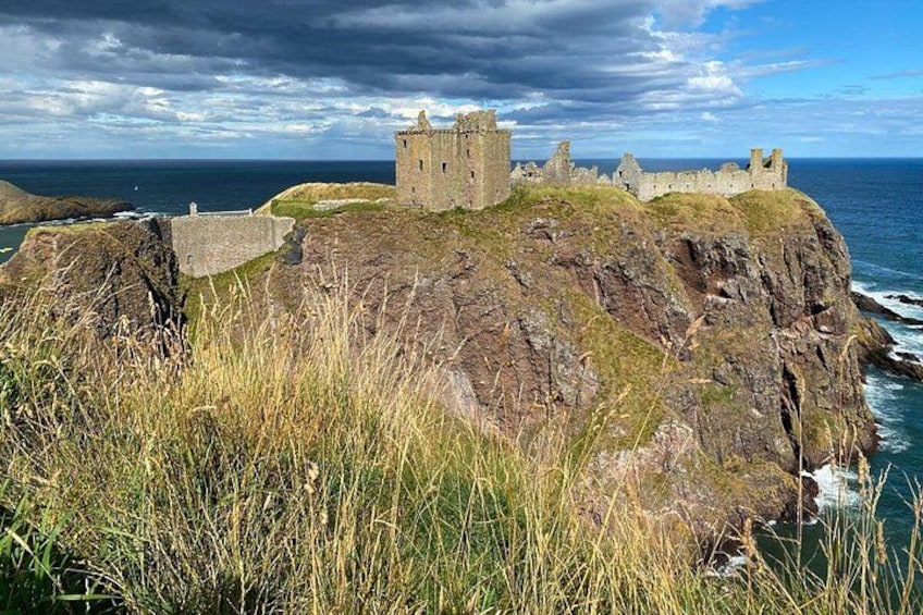 Un château côtier, perché sur une falaise rocheuse qui surplombe la mer. 1