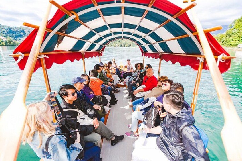 Un grupo de personas en un bote con una cubierta a rayas. 4
